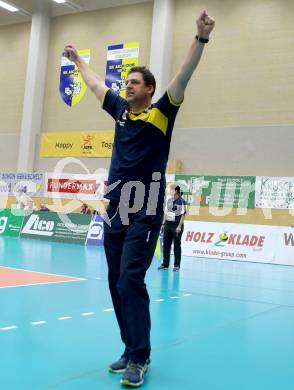 Volleyball AVL. Finale. SK Posojilnica  Aich/Dob gegen HYPO Tirol.  Jubel Trainer Matjaz Hafner (Aich/Dob). Bleiburg, am 16.4.2016.
Foto: Kuess
---
pressefotos, pressefotografie, kuess, qs, qspictures, sport, bild, bilder, bilddatenbank