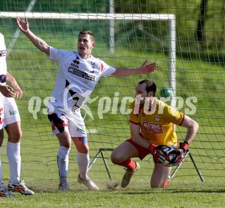 Fussball Kaerntner Liga. Maria Saal gegen SAK. Christian Wohlmuth,  (Maria Saal), Dejan Podbreznik (SAK). Maria Saal, am 16.4.2016.
Foto: Kuess
---
pressefotos, pressefotografie, kuess, qs, qspictures, sport, bild, bilder, bilddatenbank