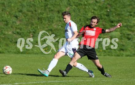 Fussball Kaerntner Liga. Maria Saal gegen SAK. Roland Krenn, (Maria Saal),  Zdravko Koletnik (SAK). Maria Saal, am 16.4.2016.
Foto: Kuess
---
pressefotos, pressefotografie, kuess, qs, qspictures, sport, bild, bilder, bilddatenbank