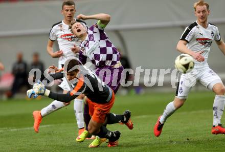 Fussball Sky Go Erste Liga. SK Austria KLagenfurt gegen Austria Salzburg.  Fabian Misenboeck,  (Klagenfurt), Hidajet Hankic (Salzburg). KLagenfurt, am 22.4.2016. 
Foto: Kuess
---
pressefotos, pressefotografie, kuess, qs, qspictures, sport, bild, bilder, bilddatenbank