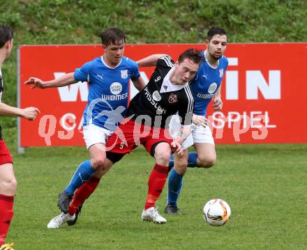 Fussball 2. KLasse A. Matrei 1b gegen SG Defreggental. Mathias Schneeberger, Matthias Hanser, (Matrei),  Daniel Kleinlercher (Defreggental). Matrei, am 23.4.2016.
Foto: Kuess
---
pressefotos, pressefotografie, kuess, qs, qspictures, sport, bild, bilder, bilddatenbank