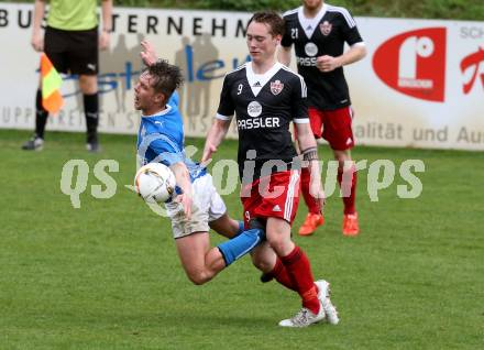 Fussball 2. KLasse A. Matrei 1b gegen SG Defreggental. Matthias Schneeberger,  (Matrei), Daniel Kleinlercher (Defreggental). Matrei, am 23.4.2016.
Foto: Kuess
---
pressefotos, pressefotografie, kuess, qs, qspictures, sport, bild, bilder, bilddatenbank