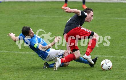 Fussball 2. KLasse A. Matrei 1b gegen SG Defreggental. Matthias Hanser, (Matrei), Daniel Kleinlercher  (Defreggental). Matrei, am 23.4.2016.
Foto: Kuess
---
pressefotos, pressefotografie, kuess, qs, qspictures, sport, bild, bilder, bilddatenbank