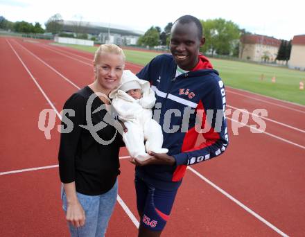 Leichtathletik. Anja Marlene Prieler-Kemboi, Edwin Kemboi und Joey. Klagenfurt, 26.4.2016.
Foto: Kuess
---
pressefotos, pressefotografie, kuess, qs, qspictures, sport, bild, bilder, bilddatenbank