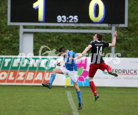 Fussball 2. KLasse A. Matrei 1b gegen SG Defreggental. Matthias Hanser, (Matrei), Clemens Kleinlercher  (Defreggental). Matrei, am 23.4.2016.
Foto: Kuess
---
pressefotos, pressefotografie, kuess, qs, qspictures, sport, bild, bilder, bilddatenbank