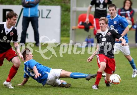 Fussball 2. KLasse A. Matrei 1b gegen SG Defreggental. Mathias Schneeberger,  (Matrei),  Arno Veider (Defreggental). Matrei, am 23.4.2016.
Foto: Kuess
---
pressefotos, pressefotografie, kuess, qs, qspictures, sport, bild, bilder, bilddatenbank