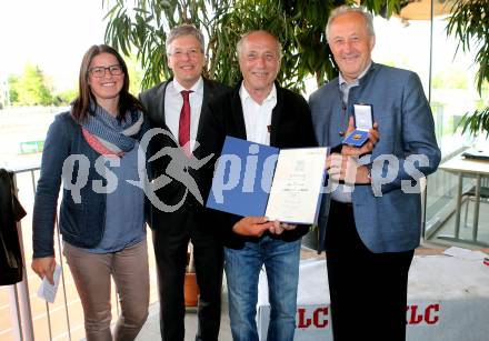 Leichtathletik. 60 Jahr Feier KLC.  Ueberreichung des Kaerntner Lorber fuer ehrenamtliche Taetigkeit in Gold. Betina Germann, Landeshauptmann Peter Kaiser, Robert Kropiunig, Landtagspraesident Rudolf Schober. Klagenfurt, am 30.4.2016.
Foto: Kuess
---
pressefotos, pressefotografie, kuess, qs, qspictures, sport, bild, bilder, bilddatenbank