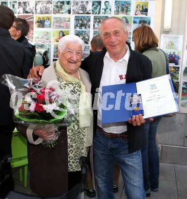 Leichtathletik. 60 Jahr Feier KLC.  Robert Kropiunik mit Mutter Aloisia. Klagenfurt, am 30.4.2016.
Foto: Kuess
---
pressefotos, pressefotografie, kuess, qs, qspictures, sport, bild, bilder, bilddatenbank