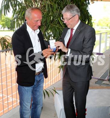 Leichtathletik. 60 Jahr Feier KLC.  Ueberreichung des Kaerntner Lorber fuer ehrenamtliche Taetigkeit in Gold. Robert Kropiunig, Landeshauptmann Peter Kaiser. Klagenfurt, am 30.4.2016.
Foto: Kuess
---
pressefotos, pressefotografie, kuess, qs, qspictures, sport, bild, bilder, bilddatenbank