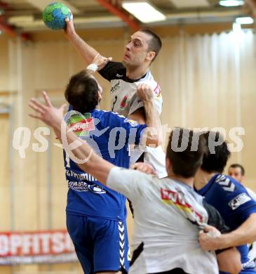 Handball Bundesliga. SC Ferlach gegen St. Poelten. Risto Arnaudovski, (Ferlach), Peter Schildhammer  (St. Poelten). Ferlach, am 5.5.2016.
Foto: Kuess 
---
pressefotos, pressefotografie, kuess, qs, qspictures, sport, bild, bilder, bilddatenbank