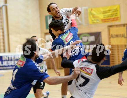 Handball Bundesliga. SC Ferlach gegen St. Poelten.  Anis Gatfi, (Ferlach),  Andras Nagy  (St. Poelten). Ferlach, am 5.5.2016.
Foto: Kuess 
---
pressefotos, pressefotografie, kuess, qs, qspictures, sport, bild, bilder, bilddatenbank