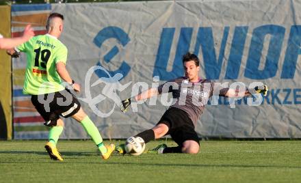 Fussball Kaerntner Liga. SAK gegen Kuehnsdorf. Marcel Reichmann,  (SAK), Zoran Vukovic (Kuehnsdorf). Welzenegg, am 16.5.2016.
Foto: Kuess




---
pressefotos, pressefotografie, kuess, qs, qspictures, sport, bild, bilder, bilddatenbank