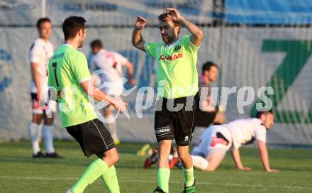 Fussball Kaerntner Liga. SAK gegen Kuehnsdorf. Torjubel Pascal Doerflinger, Christopher Sallinger (Kuehnsdorf). Welzenegg, am 16.5.2016.
Foto: Kuess




---
pressefotos, pressefotografie, kuess, qs, qspictures, sport, bild, bilder, bilddatenbank