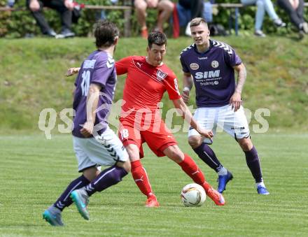 Fussball Kaerntner Liga. ATUS Ferlach gegen Globasnitz. David Muenzer, (Ferlach), Patrick Laschkolnig, Stas Maze  (Globasnitz). Ferlach, am 7.5.2016.
Foto: Kuess
---
pressefotos, pressefotografie, kuess, qs, qspictures, sport, bild, bilder, bilddatenbank