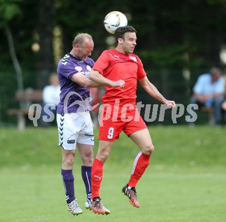 Fussball Kaerntner Liga. ATUS Ferlach gegen Globasnitz. Ernst Golautschnig, (Ferlach), Simon Sadjak  (Globasnitz). Ferlach, am 7.5.2016.
Foto: Kuess
---
pressefotos, pressefotografie, kuess, qs, qspictures, sport, bild, bilder, bilddatenbank