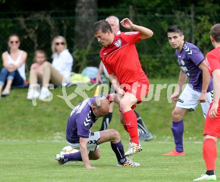 Fussball Kaerntner Liga. ATUS Ferlach gegen Globasnitz. Thomas Waldhauser, (Ferlach), Simon Sadjak  (Globasnitz). Ferlach, am 7.5.2016.
Foto: Kuess
---
pressefotos, pressefotografie, kuess, qs, qspictures, sport, bild, bilder, bilddatenbank