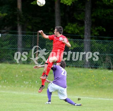 Fussball Kaerntner Liga. ATUS Ferlach gegen Globasnitz. Ernst Golautschnig,  (Ferlach), Rok Pavlicic (Globasnitz). Ferlach, am 7.5.2016.
Foto: Kuess
---
pressefotos, pressefotografie, kuess, qs, qspictures, sport, bild, bilder, bilddatenbank