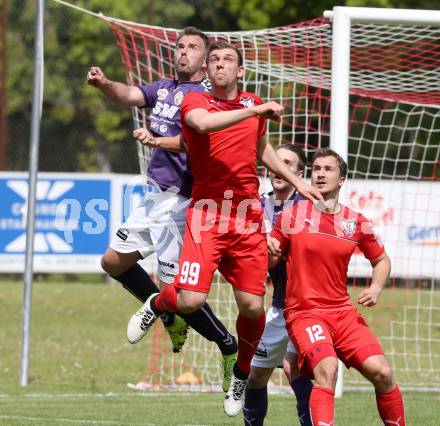 Fussball Kaerntner Liga. ATUS Ferlach gegen Globasnitz. Saverio Amoroso,  (Ferlach), Stefan Friessnegger (Globasnitz). Ferlach, am 7.5.2016.
Foto: Kuess
---
pressefotos, pressefotografie, kuess, qs, qspictures, sport, bild, bilder, bilddatenbank