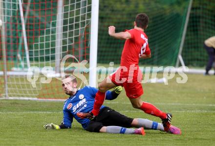 Fussball Kaerntner Liga. ATUS Ferlach gegen Globasnitz. Ernst Golautschnig,  (Ferlach), Michael Necemer (Globasnitz). Ferlach, am 7.5.2016.
Foto: Kuess
---
pressefotos, pressefotografie, kuess, qs, qspictures, sport, bild, bilder, bilddatenbank