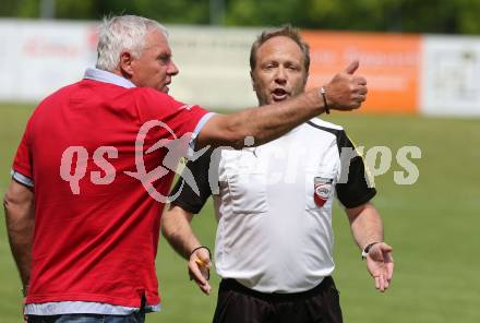 Fussball Kaerntner Liga. ATUS Ferlach gegen Globasnitz. Josef Micheu, (Globasnitz), Schiedsrichter Arno Weichsler . Ferlach, am 7.5.2016.
Foto: Kuess
---
pressefotos, pressefotografie, kuess, qs, qspictures, sport, bild, bilder, bilddatenbank