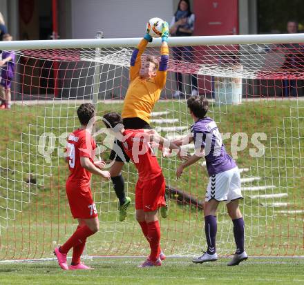 Fussball Kaerntner Liga. ATUS Ferlach gegen Globasnitz. Nico Kavelar, Daniel Ludwig Bendlinger, Martin Sustersic, (Ferlach), Arnold Gross  (Globasnitz). Ferlach, am 7.5.2016.
Foto: Kuess
---
pressefotos, pressefotografie, kuess, qs, qspictures, sport, bild, bilder, bilddatenbank