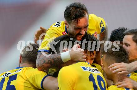 Fussball Sky Go Erste Liga. SK Austria Klagenfurt gegen St. Poelten.  Torjubel St. Poelten. Klagenfurt, am 10.5.2016.
Foto: Kuess
---
pressefotos, pressefotografie, kuess, qs, qspictures, sport, bild, bilder, bilddatenbank