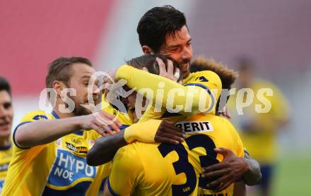 Fussball Sky Go Erste Liga. SK Austria Klagenfurt gegen St. Poelten.  Torjubel Daniel Lucas Segovia, Bernd Gschweidl (St. Poelten). Klagenfurt, am 10.5.2016.
Foto: Kuess
---
pressefotos, pressefotografie, kuess, qs, qspictures, sport, bild, bilder, bilddatenbank