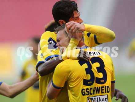 Fussball Sky Go Erste Liga. SK Austria Klagenfurt gegen St. Poelten.  Torjubel Daniel Lucas Segovia, Bernd Gschweidl (St. Poelten). Klagenfurt, am 10.5.2016.
Foto: Kuess
---
pressefotos, pressefotografie, kuess, qs, qspictures, sport, bild, bilder, bilddatenbank