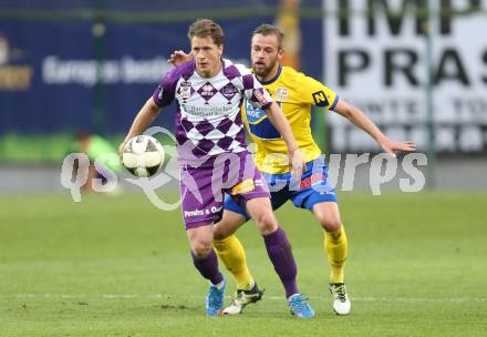 Fussball Sky Go Erste Liga. SK Austria Klagenfurt gegen St. Poelten.  Christian Thonhofer,  (Klagenfurt), Martin Grasegger (St. Poelten). Klagenfurt, am 10.5.2016.
Foto: Kuess
---
pressefotos, pressefotografie, kuess, qs, qspictures, sport, bild, bilder, bilddatenbank