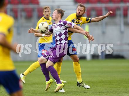 Fussball Sky Go Erste Liga. SK Austria Klagenfurt gegen St. Poelten.  Fabian Miesenboeck, (Klagenfurt), Martin Grasegger  (St. Poelten). Klagenfurt, am 10.5.2016.
Foto: Kuess
---
pressefotos, pressefotografie, kuess, qs, qspictures, sport, bild, bilder, bilddatenbank