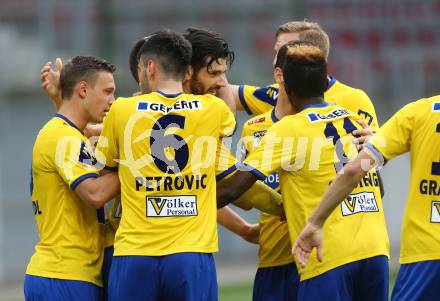 Fussball Sky Go Erste Liga. SK Austria Klagenfurt gegen St. Poelten.  Torjubel Daniel Lucas Segovia, (St. Poelten). Klagenfurt, am 10.5.2016.
Foto: Kuess
---
pressefotos, pressefotografie, kuess, qs, qspictures, sport, bild, bilder, bilddatenbank