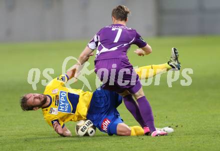 Fussball Sky Go Erste Liga. SK Austria Klagenfurt gegen St. Poelten.  Fabian Miesenboeck,  (Klagenfurt), Martin Grasegger (St. Poelten). Klagenfurt, am 10.5.2016.
Foto: Kuess
---
pressefotos, pressefotografie, kuess, qs, qspictures, sport, bild, bilder, bilddatenbank