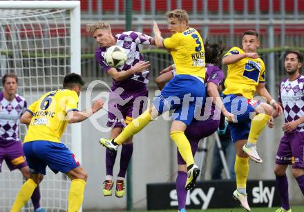 Fussball Sky Go Erste Liga. SK Austria Klagenfurt gegen St. Poelten.  Matthias Koch,  (Klagenfurt), Michael HUber (St. Poelten). Klagenfurt, am 10.5.2016.
Foto: Kuess
---
pressefotos, pressefotografie, kuess, qs, qspictures, sport, bild, bilder, bilddatenbank