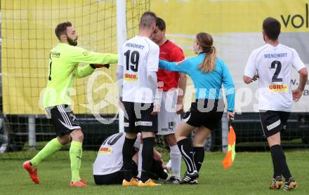 Fussball Kaerntner Liga. Kuehnsdorf gegen Gmuend. Zoran Vukovic,  (Kuehnsdorf), Hannes Truskaller, Christoph Pirker (Gmuend), Schiedsrichter Assistentin Francesca Micossi  . Kuehnsdorf, am 14.5.2016.
Foto: Kuess
---
pressefotos, pressefotografie, kuess, qs, qspictures, sport, bild, bilder, bilddatenbank