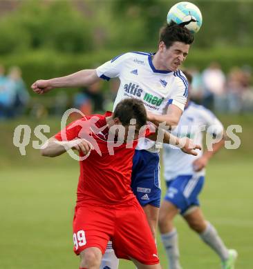 Fussball Kaerntner Liga. ATUS Ferlach gegen Treibach. Saverio Amoroso,  (Ferlach), Hanno Ulrich Wachernig (Treibach). Ferlach, am 20.5.2016.
Foto: Kuess
---
pressefotos, pressefotografie, kuess, qs, qspictures, sport, bild, bilder, bilddatenbank