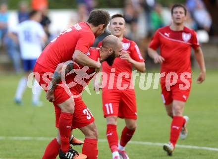 Fussball Kaerntner Liga. ATUS Ferlach gegen Treibach. Torjubel Martin Trattnig, Stephan Mathias Stueckler (Ferlach). Ferlach, am 20.5.2016.
Foto: Kuess
---
pressefotos, pressefotografie, kuess, qs, qspictures, sport, bild, bilder, bilddatenbank