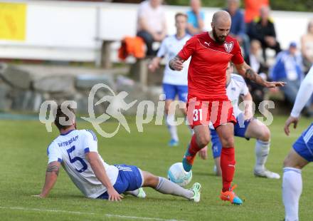 Fussball Kaerntner Liga. ATUS Ferlach gegen Treibach. Stephan Mathias Stueckler, (Ferlach), Florian Hausdorfer (Treibach). Ferlach, am 20.5.2016.
Foto: Kuess
---
pressefotos, pressefotografie, kuess, qs, qspictures, sport, bild, bilder, bilddatenbank