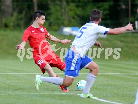 Fussball Kaerntner Liga. ATUS Ferlach gegen Treibach. Lukas Jaklitsch,  (Ferlach), Florian Hausdorfer (Treibach). Ferlach, am 20.5.2016.
Foto: Kuess
---
pressefotos, pressefotografie, kuess, qs, qspictures, sport, bild, bilder, bilddatenbank