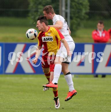 Fussball Kaerntner Liga. ATSV Wolfsberg gegen ATUS Ferlach. Patrick Pfennich,  (Wolfsberg), Martin Posratschnig (Ferlach). Wolfsberg, am 25.5.2016.
Foto: Kuess
---
pressefotos, pressefotografie, kuess, qs, qspictures, sport, bild, bilder, bilddatenbank