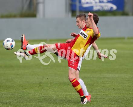 Fussball Kaerntner Liga. ATSV Wolfsberg gegen ATUS Ferlach. Marcel Hober,  (Wolfsberg), Martin Posratschnig (Ferlach). Wolfsberg, am 25.5.2016.
Foto: Kuess
---
pressefotos, pressefotografie, kuess, qs, qspictures, sport, bild, bilder, bilddatenbank