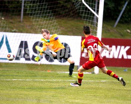 Fussball Kaerntner Liga. ATSV Wolfsberg gegen ATUS Ferlach. Patrick Pfennich (Wolfsberg), Nico Kavelar (Ferlach). Wolfsberg, am 25.5.2016.
Foto: Kuess
---
pressefotos, pressefotografie, kuess, qs, qspictures, sport, bild, bilder, bilddatenbank