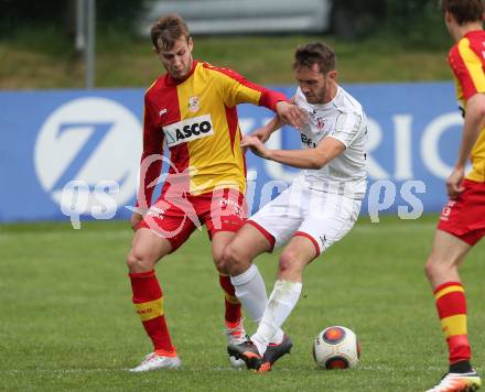 Fussball Kaerntner Liga. ATSV Wolfsberg gegen ATUS Ferlach.  Miha Robic, (Wolfsberg), Petar Maric  (Ferlach). Wolfsberg, am 25.5.2016.
Foto: Kuess
---
pressefotos, pressefotografie, kuess, qs, qspictures, sport, bild, bilder, bilddatenbank