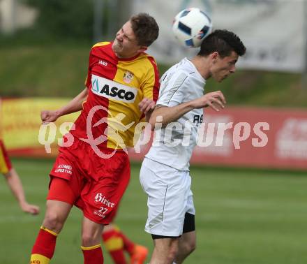 Fussball Kaerntner Liga. ATSV Wolfsberg gegen ATUS Ferlach. Hannes Wibmer,  (Wolfsberg), Lukas Jaklitsch (Ferlach). Wolfsberg, am 25.5.2016.
Foto: Kuess
---
pressefotos, pressefotografie, kuess, qs, qspictures, sport, bild, bilder, bilddatenbank