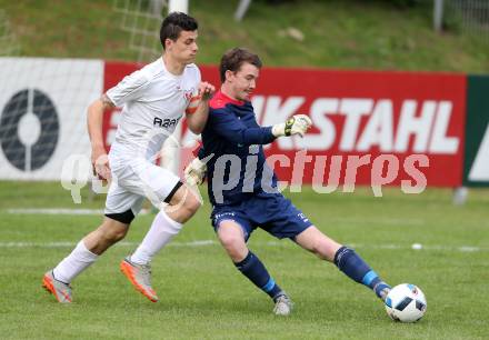 Fussball Kaerntner Liga. ATSV Wolfsberg gegen ATUS Ferlach. Max Friesacher,  (Wolfsberg), Lukas jaklitsch (Ferlach). Wolfsberg, am 25.5.2016.
Foto: Kuess
---
pressefotos, pressefotografie, kuess, qs, qspictures, sport, bild, bilder, bilddatenbank