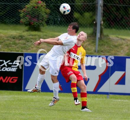 Fussball Kaerntner Liga. ATSV Wolfsberg gegen ATUS Ferlach.  Marcel Maximilian Stoni, (Wolfsberg), Thomas Waldhauser (Ferlach). Wolfsberg, am 25.5.2016.
Foto: Kuess
---
pressefotos, pressefotografie, kuess, qs, qspictures, sport, bild, bilder, bilddatenbank