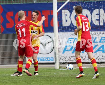 Fussball Kaerntner Liga. ATSV Wolfsberg gegen ATUS Ferlach. Torjubel Marcel Maximilian Stoni, Patrick Pfennich, Thomas Heine (Wolfsberg). Wolfsberg, am 25.5.2016.
Foto: Kuess
---
pressefotos, pressefotografie, kuess, qs, qspictures, sport, bild, bilder, bilddatenbank