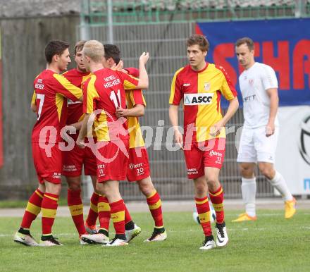 Fussball Kaerntner Liga. ATSV Wolfsberg gegen ATUS Ferlach. Torjubel Marcel Maximilian Stoni, Patrick Pfennich, Thomas Heine, Miha Robic (Wolfsberg). Wolfsberg, am 25.5.2016.
Foto: Kuess
---
pressefotos, pressefotografie, kuess, qs, qspictures, sport, bild, bilder, bilddatenbank