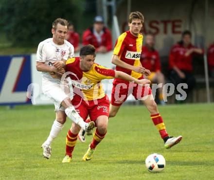 Fussball Kaerntner Liga. ATSV Wolfsberg gegen ATUS Ferlach.Alexander Kirisits (Wolfsberg), Martin Trattnig (Ferlach). Wolfsberg, am 25.5.2016.
Foto: Kuess
---
pressefotos, pressefotografie, kuess, qs, qspictures, sport, bild, bilder, bilddatenbank