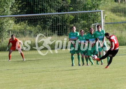 Fussball. Kaerntner Liga. Maria Saal gegen Lendorf. Freistoss, Christoph Orasch (Maria Saal), Mauer  (Lendorf). Maria Saal, 28.5.2016.
Foto: Kuess
---
pressefotos, pressefotografie, kuess, qs, qspictures, sport, bild, bilder, bilddatenbank