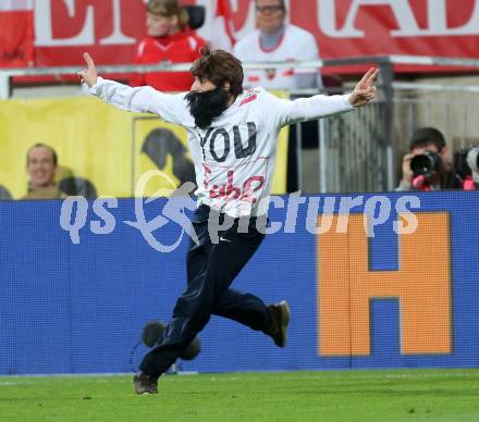 Fussball Laenderspiel Oesterreich gegen Malta. Flitzer, Fans. Woerthersee Stadion KLagenfurt, am 31.5.2016.
Foto: Kuess
---
pressefotos, pressefotografie, kuess, qs, qspictures, sport, bild, bilder, bilddatenbank